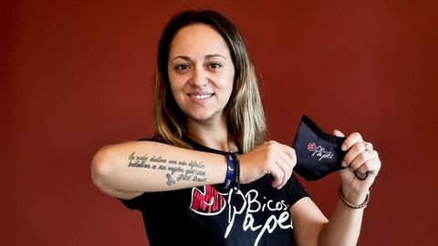 Natalia Dieste, con su tatuaje, que dice: La vida destina sus ms difciles batallas a sus mejores guerreros. Fuck cancer