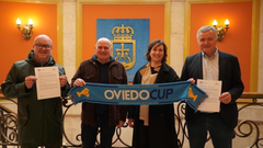 El director de la candidatura de Oviedo a ser Ciudad Europea de la Cultura en 2031, Rodolfo S�nchez (primero por la derecha) y organizadores de la Oviedo Cup.