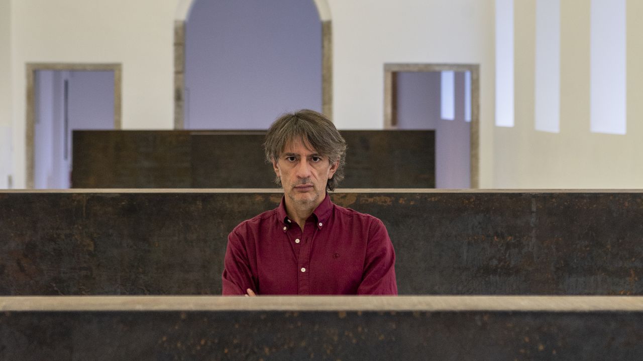 Discurso de Varo L&oacute;pez, tras ganar el Premio del P&uacute;blico en el Festival de M&aacute;laga.Tall&oacute;n, retratado con la copia realizada por el propio Richard Serra y que sustituy&oacute; en el Museo Reina Sof&iacute;a la obra desaparecida de los almacenes &laquo;Equal-Parallel: Guernica-Bengasi&raquo;.