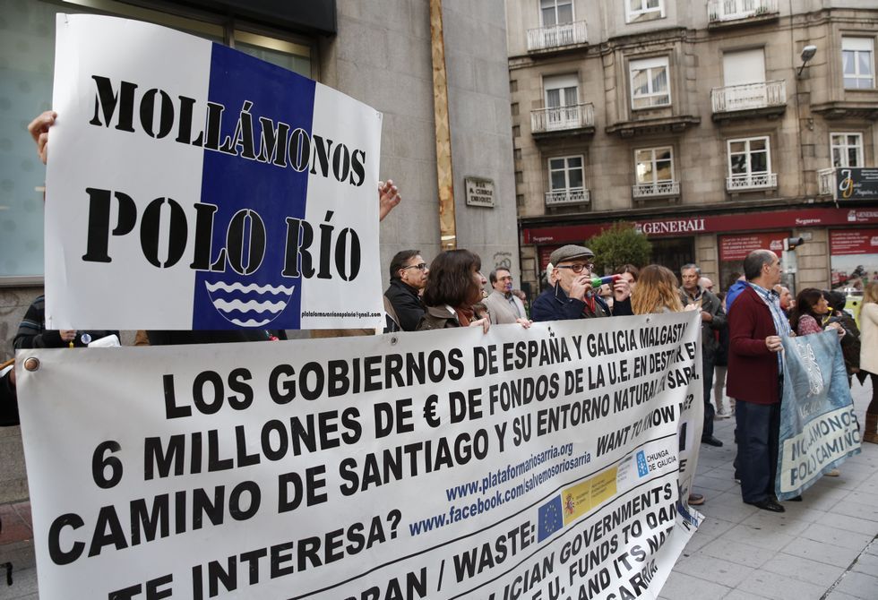 Los participantes en la concentraci�n ante la Hidrogr�fica portaban varias pancartas. 