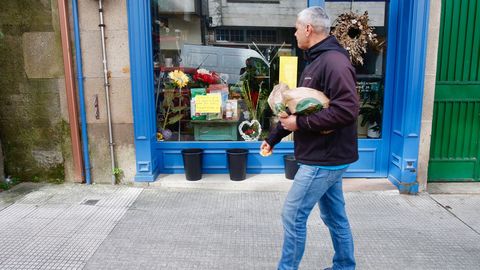 Una floristeria de Pontevedra regala flores antes de que se mueran