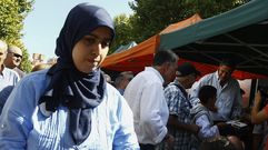 Una mujer musulmana pasa por delante de Albiol esta maana en Matar