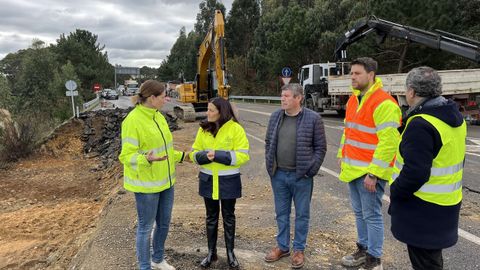La subdelegada del Gobierno en Lugo, Isabel Rodríguez, este sábado durante una visita al corte de la N-642 en la variante de Burela, acompañada por los alcaldes de Burela, Alfredo Llano, y Foz, Fran Cajoto