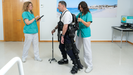 Un paciente realiza una sesi�n de rehabilitaci�n asistida por un exoesqueleto rob�tico.