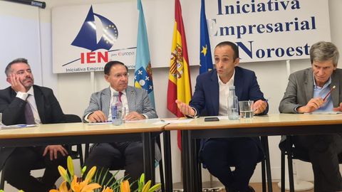 Manuel Pérez, segundo por la izquierda, durante la asamblea celebrada coincidiendo con el 30 aniversario de la entidad
