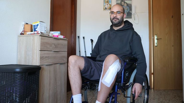 Vecinos con movilidad reducida denuncian los obstáculos para desplazarse en silla de ruedas por Santiago: «Desde O Pexigo a la comisaría son 45 minutos»