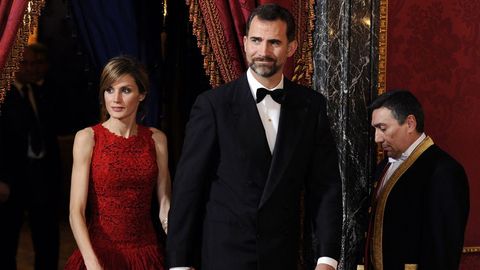 2011. El príncipe Felipe y la princesa Letizia en el Pañacio Real durante una cena de gala