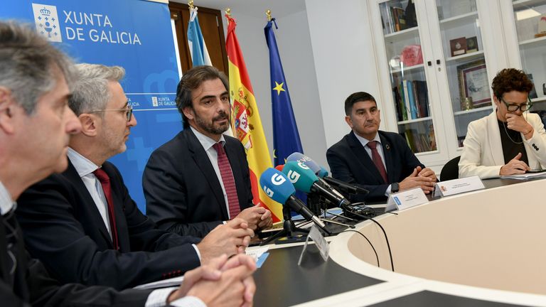 La Xunta ve inminente un acuerdo para asumir las competencias de permisos de trabajo a extranjeros y los aeródromos no comerciales