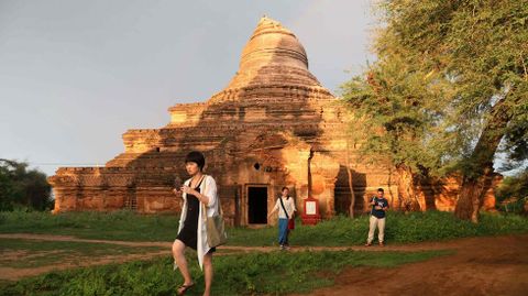 Los turistas hacen fotografas alrededor de una pagoda, tras el terremoto que tuvo lugar en Bagan