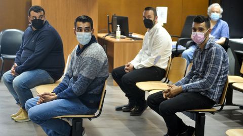 Los cuatro acusados por la brutal paliza a un joven en Arza en el 2016, durante el juicio en la Audiencia Provincial de A Corua