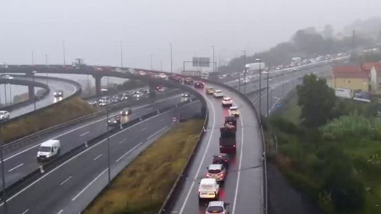 Un atasco kilométrico en la AP-9 en dirección a Vigo atrapa a cientos de conductores