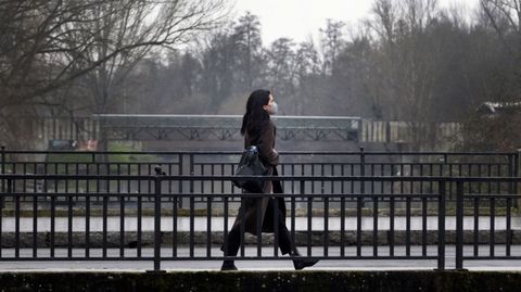 Una mujer con mascarilla camina por el puente nuevo de Monforte, en una fotografa de archivo