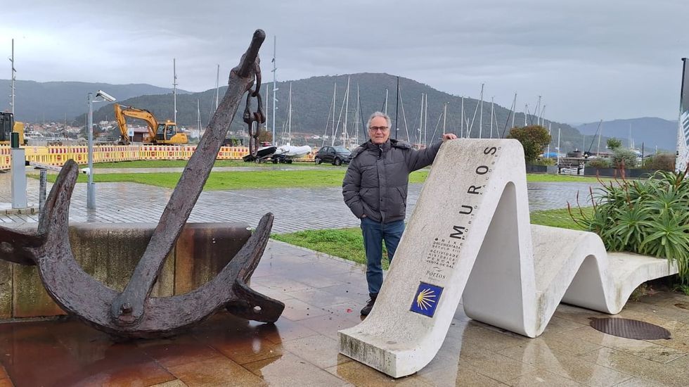 Hugo �scar Mart�nez durante su estancia en Muros, en el paseo mar�timo de la localidad