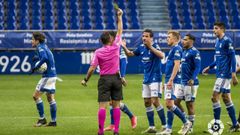 Los jugadores del Oviedo protestan una decisin arbitral durante el partido ante el Legans