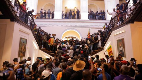 Los manifestantes dentro de la Casa del presidente, Gotabaya Rajapaksa, que huyó en medio de la crisis que azota el país. 