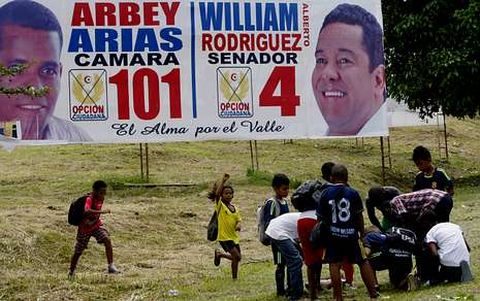 Un grupo de nios juega junto a vallas publicitarias en la ciudad de Buenaventura.