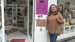 Mara Estrada ha colocado un cartel en la fachada de su negocio contra los excrementos de mascotas. 