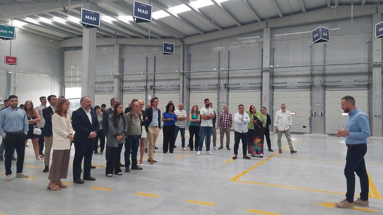 Francisco Martínez, director de la delegación de A Coruña, explicó el diseño de la nueva nave de DB Schenker, en un acto al que asistieron miembros del comité de dirección de la multinacional, el alcalde, José Antonio Rioboo, y clientes.