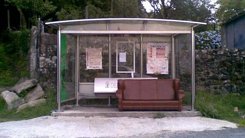 Espéralo sentado.En un lugar de Barbanza se localiza esta curiosa marquesina donde los pasajeros podrán esperar al bús sentados en un sillón.