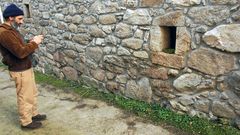 En muchas casas de la parroquia soberina de Proendos, como la de la imagen, se ven piedras labradas que proceden probablemente de un poblado que existi en este lugar en la poca galaicorromana y que se reutilizaron durante siglos en otras construcciones