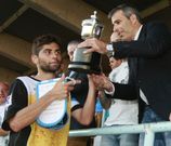 El capitn lucense, Manu, recibi el trofeo de manos del alcalde, Fernando Surez. 
