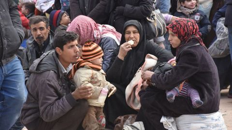 Un grupo de civiles evacuados de uno de los distritos de Alepo, en noviembre del 2016