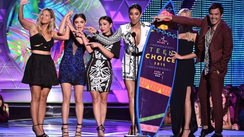 Vanessa Ray, Lucy Hale, Janel Parrish, Shay Mitchell, Ashley Benson ee Ian Harding reciben el premio por «Pretty Little Liars» durante los Teen Choice Awards 2015