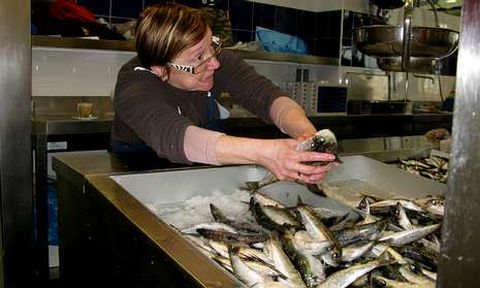 Una pescantina ofreca ayer a 10 euros el kilo de sardina en el mercado de Carballo.