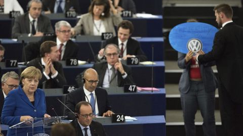 La canciller alemana pronuncia un discurso junto a una parlamentaria con un cartel de La austeridad es txica y un logo de Volkswagen.