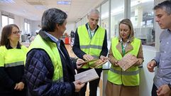 El conselleiro Francisco Conde, en el centro, visit las instalaciones de Foresa, en Caldas. 