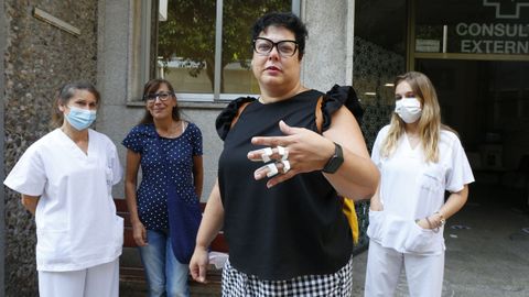 La vigilante de seguridad Vanessa Álvarez, con la enfermera Sole Gómez (con camiseta de lunares) y dos compañeras del servicio de psiquiatría del Provincial