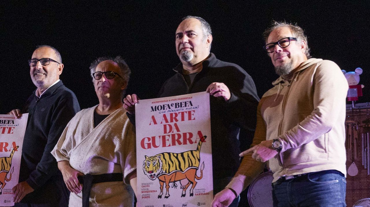 As&iacute; marchan las obras del Teatro Principal de Pontevedra.Carlos Santiago, tercero por la izquierda, en la presentaci&oacute;n del espect&aacute;culo &laquo;Mofa e Befa: A arte da guerra&raquo; en Carballo