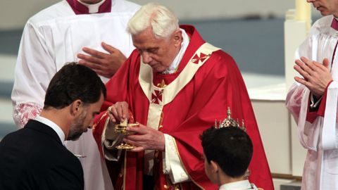 El papa Benedicto XVI da la comunión al Príncipe de Asturias durante la misa celebrada en el 2010 en la plaza del Obradoiro.