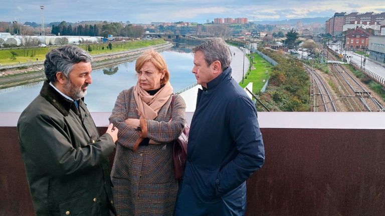De izquierda a derecha en la imagen, el consejero de Fomento, Cooperación Local y Prevención de Incendios, Alejandro Calvo; la alcaldesa de Avilés, Mariví Monteserín, y el el secretario de Estado de Transportes y Movilidad Sostenible, José Antonio Santano.
