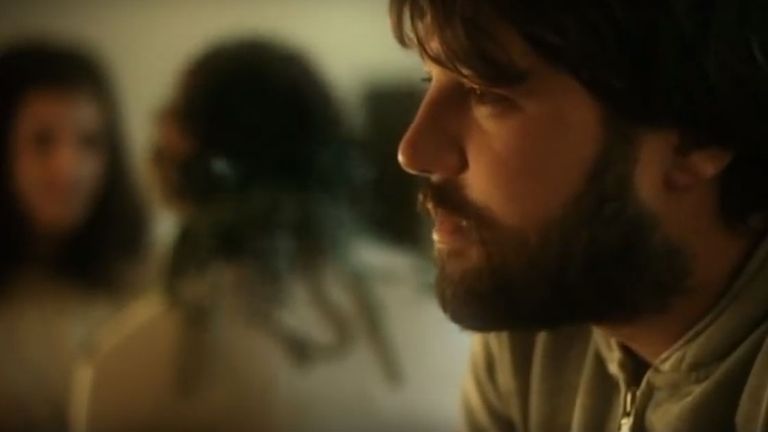Pablo Moro en el videoclip del tema «Gente feliz»