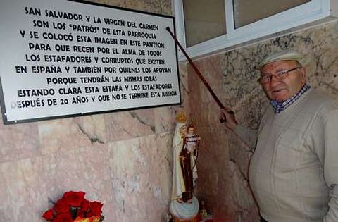 Sergio Rodrguez seala la lpida que coloc en su panten dedicada a estafadores y corruptos.