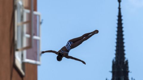 Una saltadora entrena durante los Mundiales de Natacin de Budapest