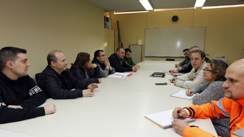 Zan, a la derecha, en el centro, presidente del comit de Alcoa San Cibrao, en una reunin con sindicalistas de auxiliares de la multinacional