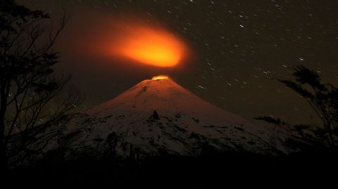 El espectacular volcn Villarrica visto por la noche en el parque nacional de Pucon (Chile)