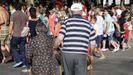 Una pareja de jubilados paseando en Ourense