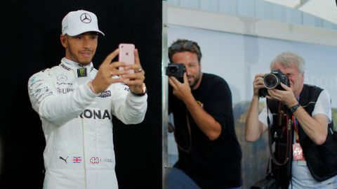 El piloto Lewis Hamilton se hizo un selfie en el circuito de Albert Park en el que arrancar el mundial de frmula 1 (Australia). 