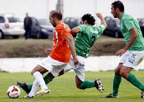 Fuertes heladas por las bajas temperaturas.El burelista Julio Cay�n intenta robarle el bal�n a Coello, del Alfoz.