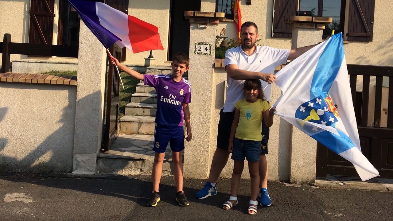 Playas en la provincia de A Coru&ntilde;a.Jos&eacute; Lara y sus hijos, en su casa de Par&iacute;s