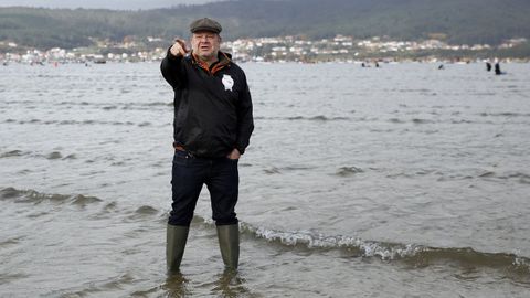 Alberto Chicote visita los bancos marisqueros de Testal en Noia