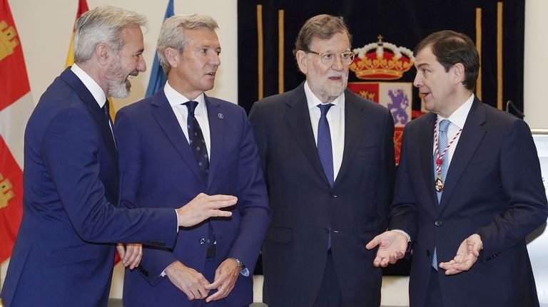 Rueda, Rajoy y más de 300 personas acuden a la toma de posesión de Mañueco en Castilla y León