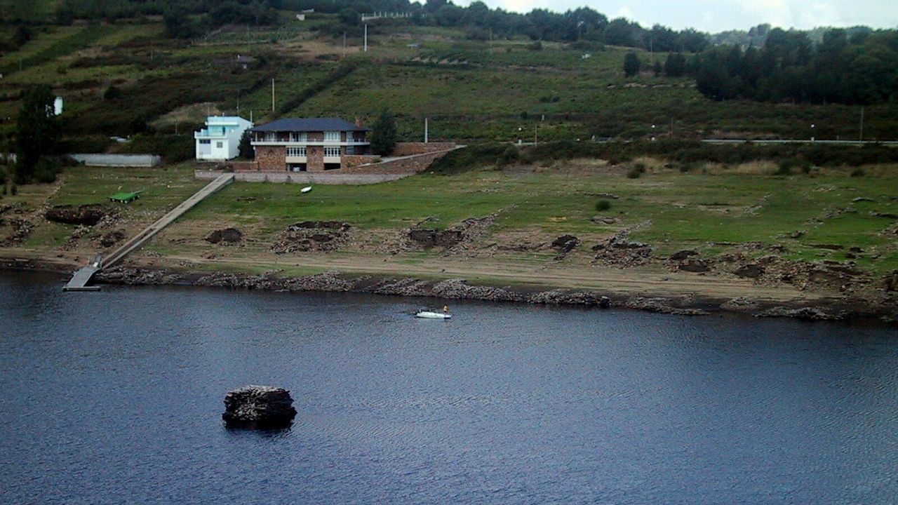 El ganado volvi a conquistar el centro de Lugo.El Club Nutico de Portomarn junto al embalse de Portomarn