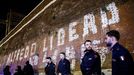 Policías frente a una pintada en favor de Alfredo Cospito en Roma.