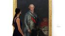Una modelo contempla el «Retrato de Carlos IV», de Francisco de Goya, en el Museo de Bellas Artes