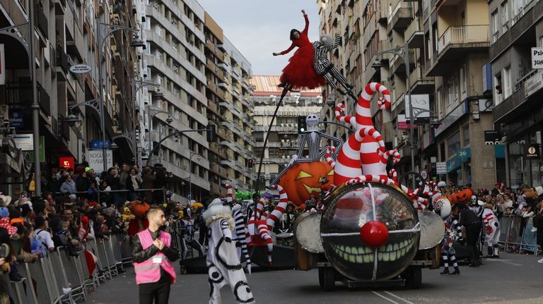 El Concello contrató un espectáculo para el desfile que costó 18.148,79 euros.