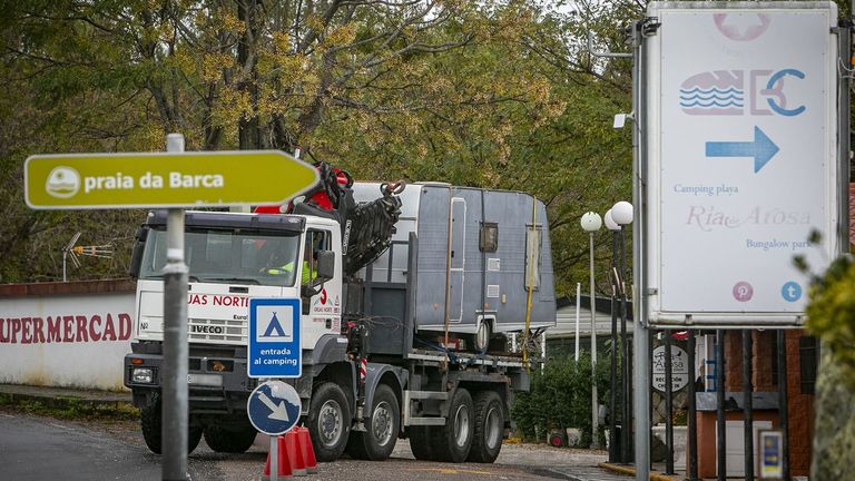 Incertidumbre y tensión mientras las caravanas empiezan a salir del cámping de Cabío